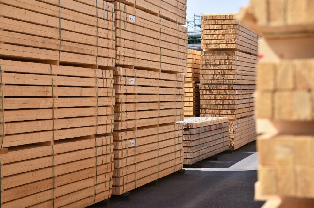 Lagerung von Holzbrettern in einem Sägewerk